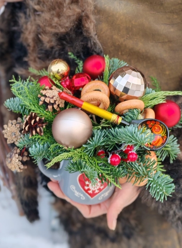 Новогодняя композиция &laquo;Зимний комплимент в кружечке&raquo; от интернет-магазина цветов в 