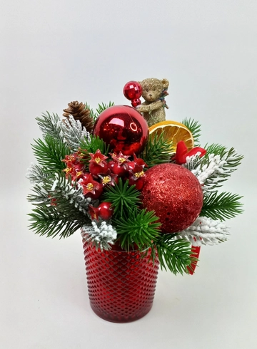 Новогодняя композиция &laquo;Медвежонок&raquo; от интернет-магазина цветов в 