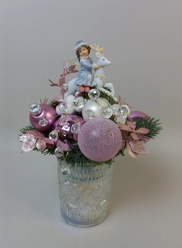 Новогодняя композиция &laquo;Девочка на Олене&raquo; от интернет-магазина цветов в 