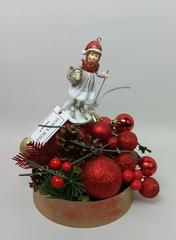 Новогодняя композиция &laquo;Девочка на лыжах&raquo; от интернет-магазина цветов в 