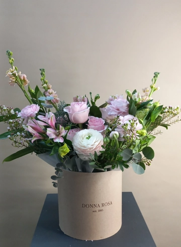 Композиция в коробке &laquo;Красота в простоте&raquo; от интернет-магазина цветов в 