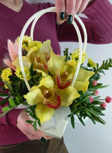 Композиция в сумочке из орхидей &laquo;Солнечно" от интернет-магазина цветов в 