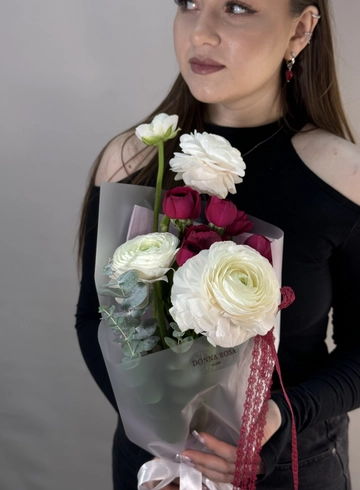 Букет из ранункулюсов и пионовидных кустовых роз&laquo;Тонкий лед&raquo; от интернет-магазина цветов в 