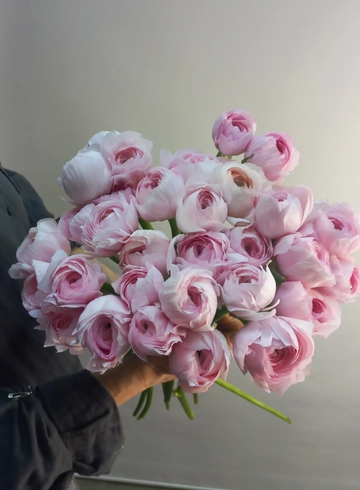 Монобукет из розовых ранункулюсов&laquo;Розовый зефир&raquo; от интернет-магазина цветов в 