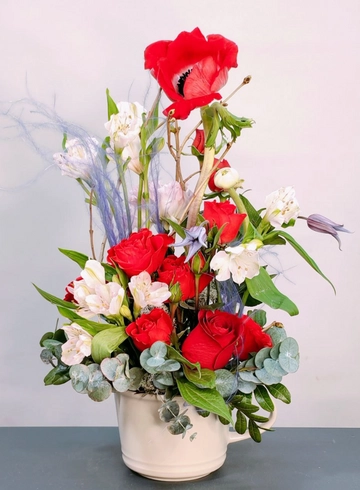 Композиция в кашпо &laquo;Красный акцент&raquo; от интернет-магазина цветов в 