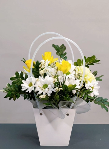 Цветы в сумочке  &laquo;Белые грёзы&raquo; от интернет-магазина цветов в 