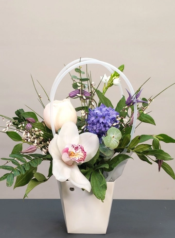 Цветы в сумочке &laquo;Единственной&raquo; от интернет-магазина цветов в 