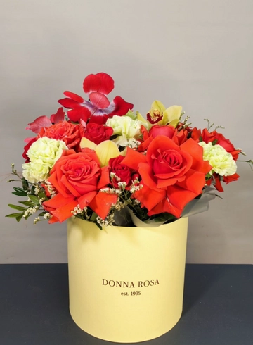 Цветы в коробке &laquo;Красный бархат&raquo; от интернет-магазина цветов в 