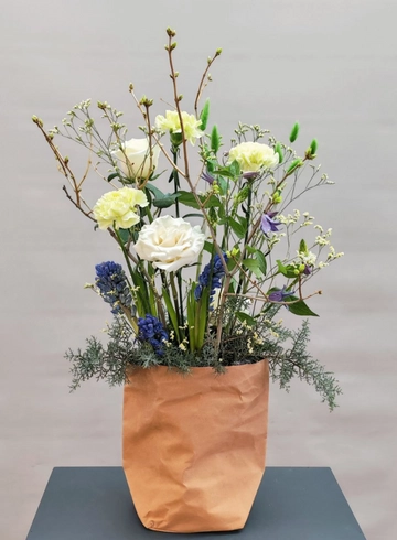 Композиция в кашпо &laquo;Весеннее дыхание&raquo; от интернет-магазина цветов в 