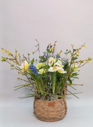 Цветы в корзине &laquo;Мартовская нежность&raquo; от интернет-магазина цветов в 