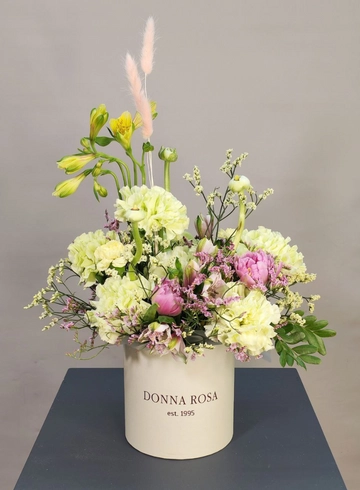 Цветы в коробке &laquo;Весенняя радость&raquo; от интернет-магазина цветов в 