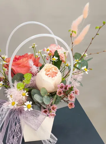 Композиция в сумочке &laquo;Легкость рассвета&raquo; от интернет-магазина цветов в 