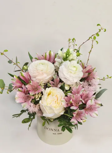 Композиция в коробке &laquo;Нежный май&raquo; от интернет-магазина цветов в 