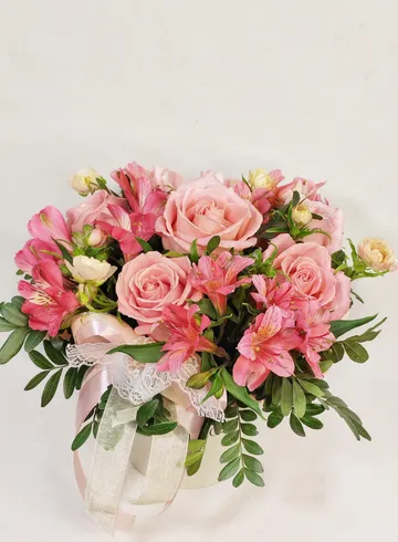 Композиция в коробке &laquo;Розовая мечта&raquo; от интернет-магазина цветов в 