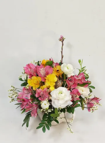 Композиция в кашпо &laquo;Затаившись в кусте&raquo; от интернет-магазина цветов в 