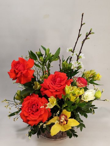 Композиция в вазе &laquo;Шепот кустов&raquo; от интернет-магазина цветов в 