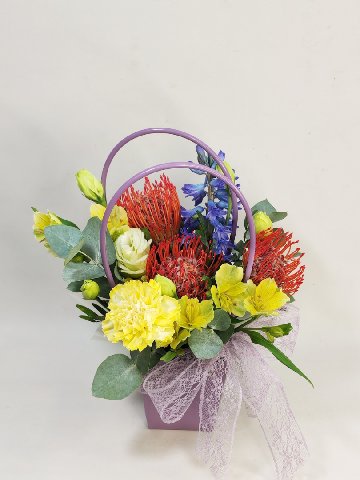 Композиция в сумочке &laquo;Чары весны&raquo; от интернет-магазина цветов в 